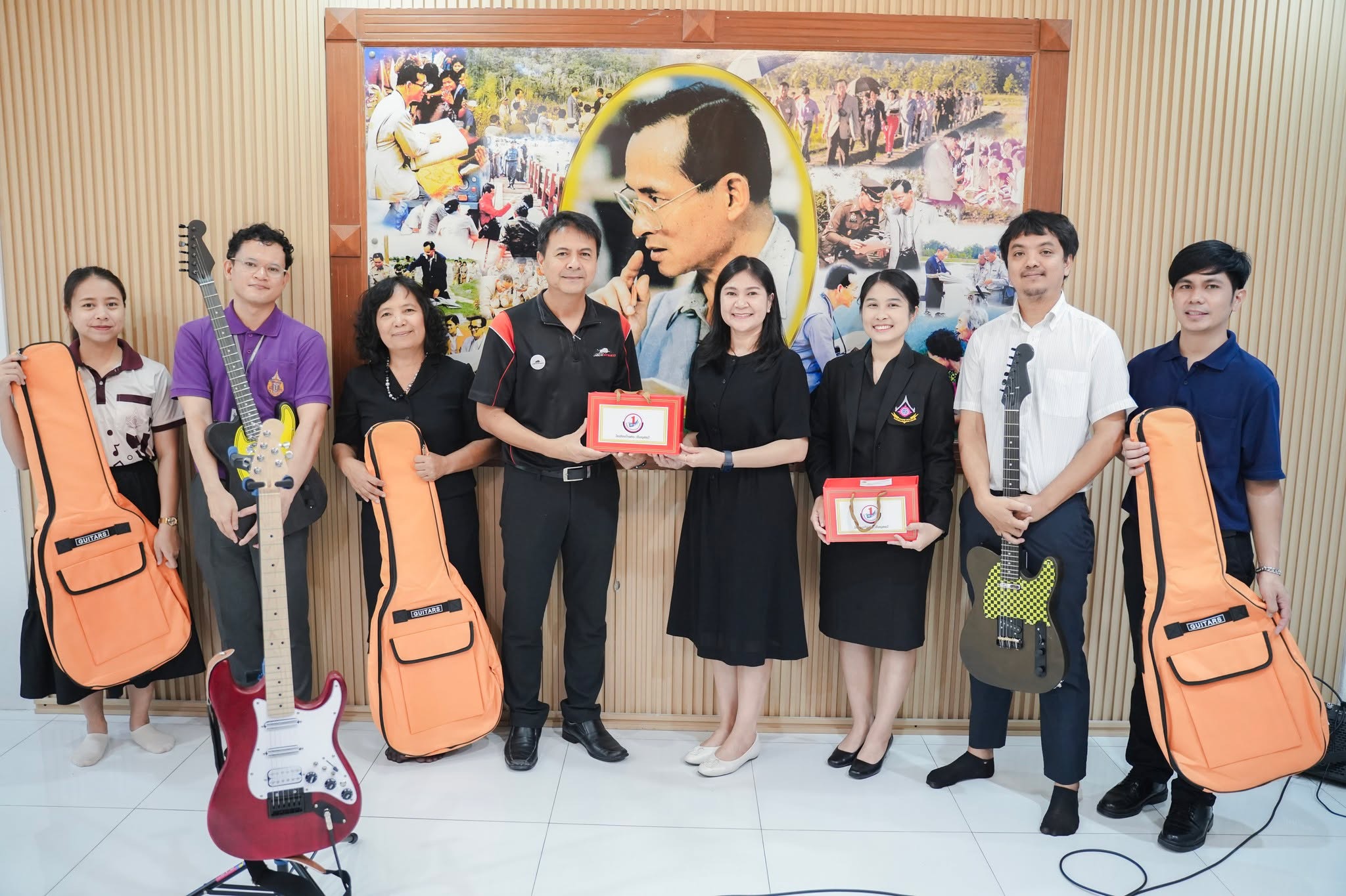 รับมอบเครื่องดนตรี กีตาร์ไฟฟ้า